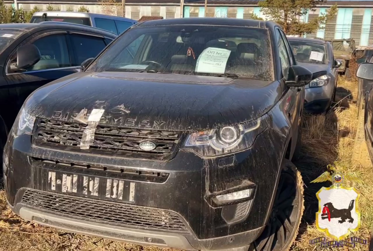 В Приангарье силовики обнаружили Land Rover Discovery Sport, угнанный в Англии.   Кроссовер был найден в Черемхово  Иркутская область . При регистрации иномарки инспектор ГАИ усомнился в законности нахождения машины на территории России.  Сомнения у правоохранителя вызвали иностранные государственные регистрационные знаки на автомобиле. После проверки выяснилось, что иномарка была угнана у жителя Англии. По факту угона правоохранительными органами Великобритании возбуждено уголовное дело.  Фото: МВД Иркутской области   Подписывайтесь на «Ъ-Сибирь»