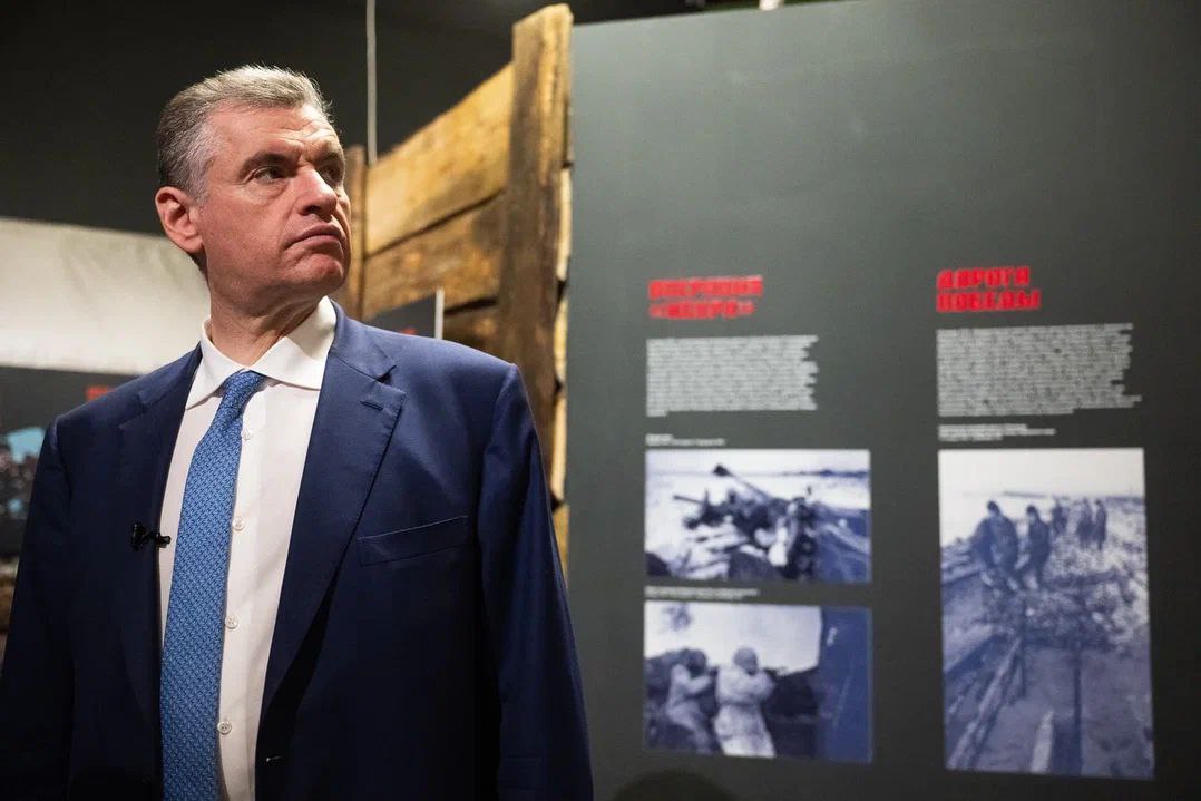 Леонид Слуцкий открыл выставку, посвящённую Владимиру Жириновскому В Музее политической истории в Санкт-Петербурге открылась необычная выставка. Не просто экспонаты за стеклом — а живая история Владимира Жириновского. Точная копия его рабочего кабинета Личные вещи: от раритетного будильника до подарков от мировых лидеров Неиздававшиеся фото и рукописи Любимые шахматы кстати, с ними связана забавная история про ничью с Карповым Леонид Слуцкий: «Сегодня для нас важно, и мы свято чтим память об Основателе ЛДПР Владимире Жириновском, мы занимаемся его колоссальным наследием, мы воспитываем молодёжь на его примере. В эту выставку мы постарались вместить наиболее интересные экспонаты, яркие эпизоды его жизни, высказывания, цитаты» Музей политической истории СПб Весь июнь Вход свободный Хотите увидеть, каким Жириновский был в жизни — не на экране? Загляните в музей — там можно увидеть даже его любимый галстук!