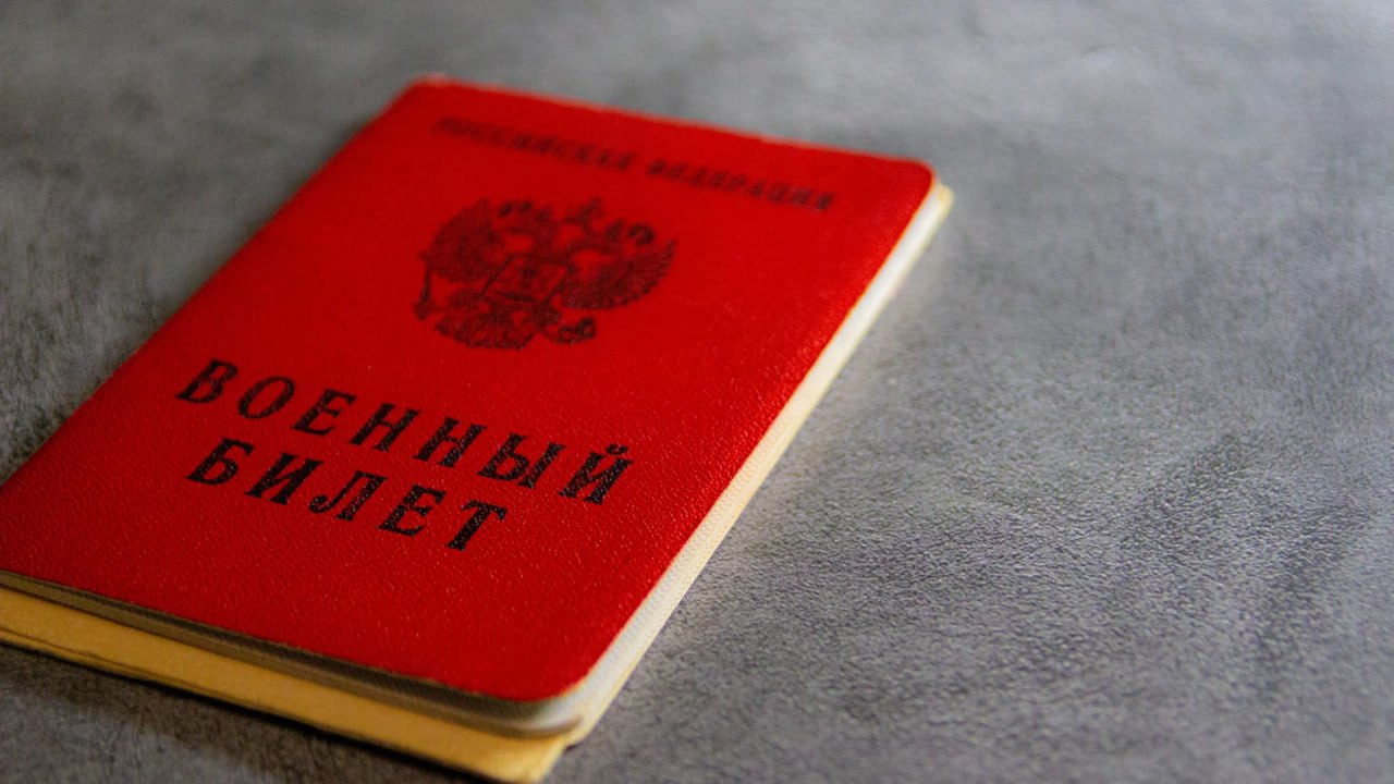 Семь женщин вышли в следующий этап отбора в программу "Герои Южного Урала" Как сообщили в правительстве региона, в финале будут рассматриваться 150 кандидатов, желающих стать управленцами. Семь из них – женщины. Наравне с мужчинами они успешно справились с заданиями – тестовой частью и эссе. Впереди – индивидуальные собеседования. Обучение начнется уже с 1 июля. Оно будет строиться на четырех блоках. Государственная политика и система госуправления; Экономика и финансы; Региональное и муниципальное управление; Современные технологии. В первом потоке программы "Герои Южного Урала" будут учиться 60 человек, показавших лучшие результаты. Еще 30 будут зачислены в резерв – это действующие бойцы, которые смогут приступить к учебе по возвращении из зоны СВО. Те же, кто не пройдет отбор, будут рассматриваться в качестве претендентов на поступление на следующий год. Фото: ГТРК "Южный Урал" Вести Южный Урал Челябинск