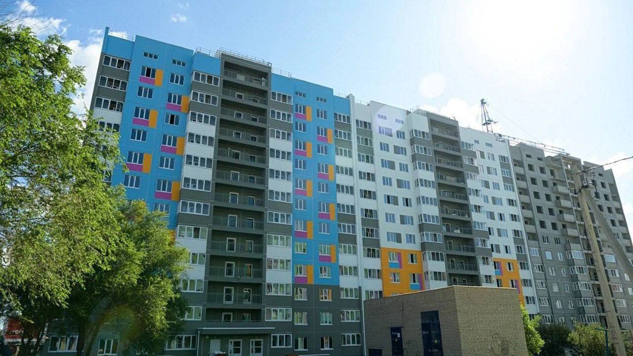 Евгений Солнцев рассказал о темпах строительства жилья в Оренбуржье.  За первые полгода 2025 года в рамках реализации нацпроекта «Инфраструктура для жизни» в Оренбургской области было введено в эксплуатацию более 614 тысяч квадратных метров жилья.  — В регионе 362 действующих разрешения на строительство более 1,18 млн кв. м многоквартирного жилья — это на 20% больше показателей прошлого года. Из них на этапе возведения сегодня находится 328 домов общей площадью около 1 млн кв. метров, — рассказал врио губернатора.  Подробности тут