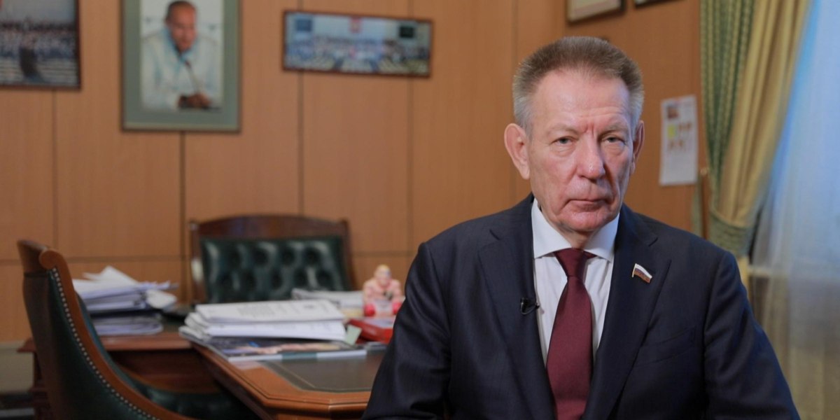 В Москве пропал бывший депутат Госдумы Николай Герасименко Вчера вечером 75 летний хирург отправился на прогулку со своей собакой породы акита ину и с тех пор вестей от него нет Он был одет во всё чёрное Сейчас поисками пенсионера и его питомца занимаются волонтёры Герасименко был депутатом Госдумы с 1995 по 2021 годы работая в Комитете по охране здоровья и спорту В нижней палате он представлял Единую Россию Задонатить через бота Patreon