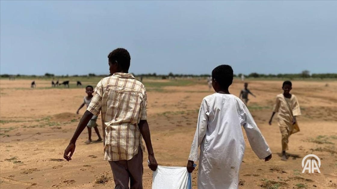 Около 9 3 миллиона человек в Южном Судане нуждаются в гуманитарной помощи Об этом в беседе с Анадолу сказала координатор ООН по гуманитарным вопросам в Южном Судане Анита Кики Гбехо По ее словам стихийное бедствие нанесло серьёзный урон в шести штатах В Южном Судане 70 из 13 4 миллиона жителей нуждаются в помощи из за одного из самых тяжёлых гуманитарных кризисов в мире Этот кризис усугубляется длительными конфликтами отсутствием продовольственной безопасности и разрушенной инфраструктурой Экономика страны основанная на добыче нефти сильно пострадала от разрушения инфраструктуры в результате многолетних военных конфликтов Подробнее на нашем сайте v aa com tr 3726650 24 7 в сутки с Агентством Анадолу