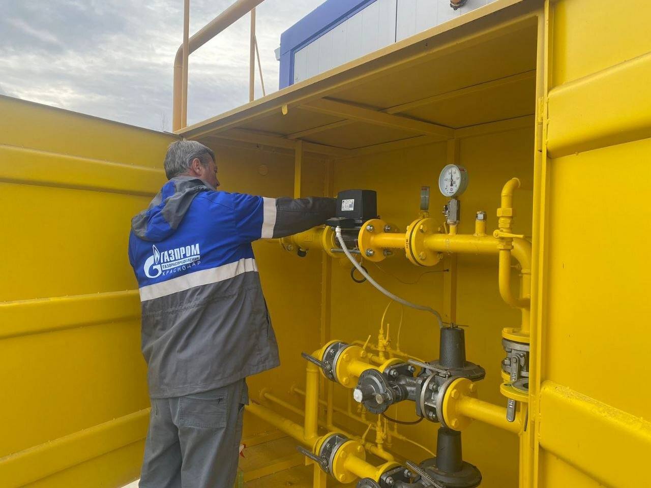 Хочу поделиться некоторыми результатами программы социальной догазификации которую реализует партия Единая Россия Сегодня по всей стране более 1 1 млн домовладений уже подключены к газовым сетям В Краснодарском крае за последние годы построено почти 1 4 тысячи километров газопроводов в прошлом году проложено более 145 км сетей в 15 населённых пунктах и уровень газификации региона достиг более 82 5 Традиционно одна из востребованных мер поддержки выплата субсидий на эти цели или компенсации за уже выполненные работы Всего ею уже воспользовались почти 1 6 тысячи бойцов специальной военной операции из них 785 в 2025 году Лично общаясь с жителями знаю такие подключения действительно важны для сельских территорий и небольших населённых пунктов Работа продолжается и в 2026 году и наша задача чтобы граждане получили доступ к инфраструктуре без лишней бюрократии