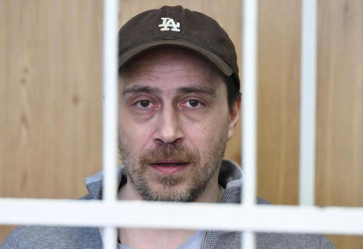 Суд в Москве назначил 10 лет колонии основателю платежной системы ChronoPay Павлу Врублевскому по делу о хищениях на 536 тысяч рублей Согласно версии МВД с 2019 года хакер и его знакомые размещали в интернете заведомо недостоверную информацию с предложениями денежного вознаграждения за участие в опросах а также успешное прогнозирование курса валют и акций Кроме того они приглашали участвовать в биржевых торгах и других финансовых операциях обещая существенную прибыль