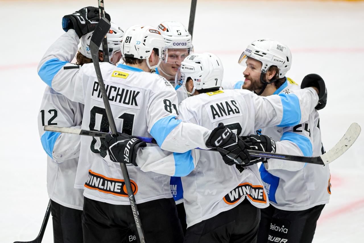 Минское Динамо стало второй командой забросившей 200 шайб в регулярном чемпионате КХЛ 2025 26 Автором юбилейного гола в этом сезоне стал Виталий Пинчук на 34 й минуте поразивший в Москве ворота Спартака По итогам встречи в активе минчан стало 202 гола в 56 играх Прежде отметку в 200 шайб в этом сезоне преодолел только магнитогорский Металлург на счету уральцев сейчас 218 голов в 54 матчах Клубный рекорд минского Динамо по числу голов за одну регулярку 206 был установлен в сезоне 2024 2025 Минчане второй раз в истории добрались до отметки в 200 шайб за одну регулярку КХЛ Чаще всех это удавалось СКА 8 раз Салават Юлаев забрасывал по 200 голов 4 раза ЦСКА 3 московское Динамо Спартак Северсталь Торпедо НН магнитогорский Металлург и минское Динамо по 2   hockeyby