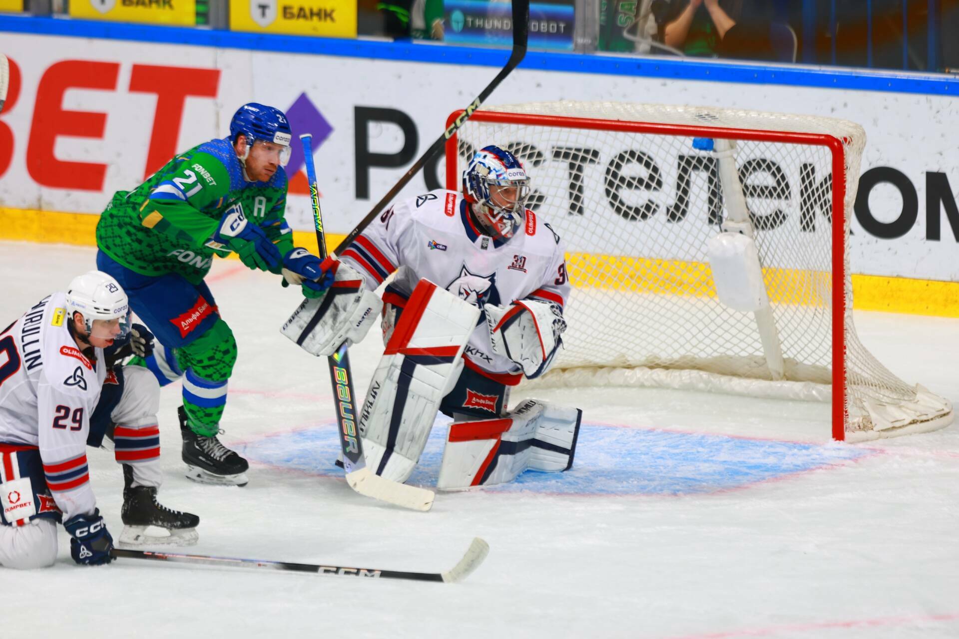 Салават Юлаев обыграл нижнекамский Нефтехимик на своем льду Салават Юлаев на своей площадке одержал победу над Нефтехимиком со счетом 2 1 Главным героем встречи стал защитник Салавата Юлаева Никита Зоркин На 11 й минуте он открыл счет в матче Гости смогли сравнять усилиями нападающего Никиты Хоружева на 40 й минуте Однако Зоркин вновь вывел уфимцев вперед оформив дубль на 44 й минуте и установив окончательный счет Читать полностью