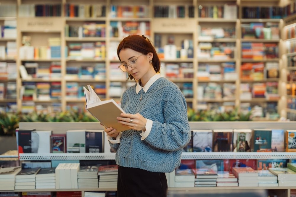 Конец эзотерического бума как россияне перестали искать ответы в мистических книгах Продажи бумажных книг по эзотерике за 9 месяцев 2025 года снизились на 27 в Читай городе и на 3 на Wildberries Психологическая литература также показала спад на 14 в розничной сети и около 10 в издательствах При этом в цифровом формате Литрес сегмент эзотерики вырос на 37 благодаря новинкам Аналитики связывают снижение с эффектом высокой базы после всплеска интереса в 2022 2023 годах когда люди искали способы адаптации к новой реальности наступила фаза стабилизации Рост цифровых продаж при падении бумажных свидетельствует о переходе жанра в статусную нишу для преданных поклонников В 2026 году мы увидим консолидацию рынка вокруг проверенных авторов и дальнейшее смещение спроса в цифровые форматы где себестоимость издания ниже а целевая аудитория более лояльна
