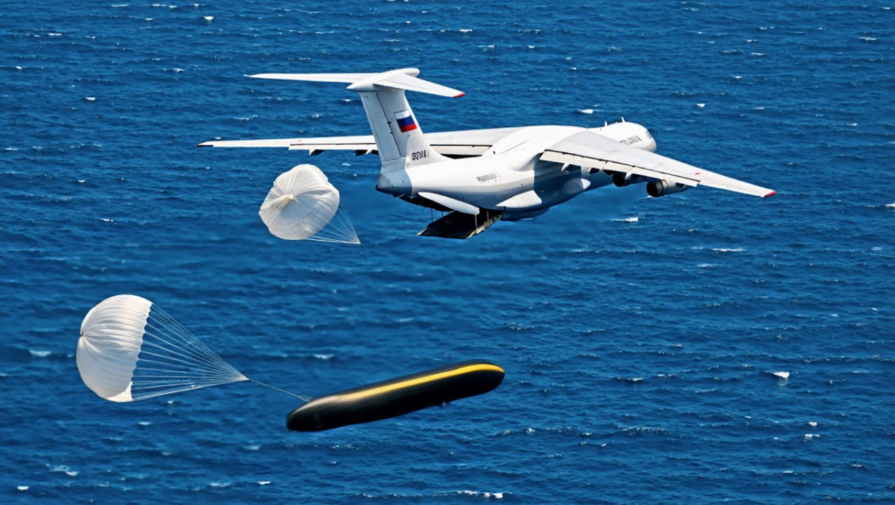 Ил 76 планируют применять для спасения подводников с помощью сбрасываемого аппарата Разрабатываемый Военным учебно научным центром ВМФ ВУНЦ ВМФ Военно морской академии им Кузнецова автономный необитаемый подводный аппарат для спасения подводников АНПА СП специально рассчитан на десантирование с борта военно транспортного самолёта в районе терпящей бедствие подводной лодки Согласно патентной документации благодаря ПО способного создавать 3D модели морского дна и дистанционному управлению он может найти подводную лодку и пристыковаться к ней чтобы принять на борт до 6 моряков После аппарат всплывает на поверхность с моряками на борту Разработчики отдельно отмечают что после всплытия массогабаритные размеры АНПА СП должны позволить эвакуировать его с использованием штатных воздушных судов морской авиации Благодаря возможности доставки к месту применения воздушным путём существенно сокращается время реагирования что в свою очередь повышает шансы на спасение экипажа Сгенерировано ИИ Постфактум Ил76 Онлайн проект eMAKS aviasalonmaks