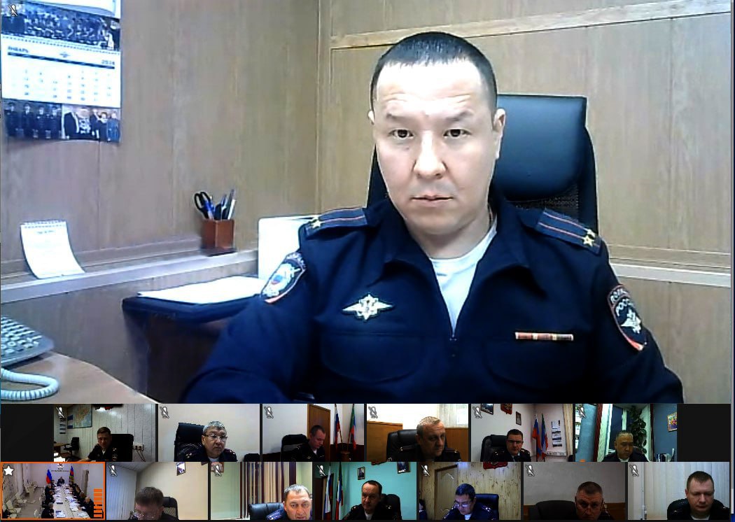 В ОМВД России по Ширинскому району назначен новый руководитель Начальником ОМВД России по Ширинскому району назначен подполковник полиции Мункин Дмитрий Иванович Накануне он был представлен личному составу районной полиции а сегодня на совещании под председательством министра внутренних дел по Республике Хакасия генерал майора полиции Владимира Генералова в режиме видео конференц связи руководителям регионального ведомства Получая служебное удостоверение как новый начальник ОМВД Дмитрий Мункин выразил уверенность что накопленный опыт позволит грамотно и эффективно организовать деятельность Отдела внутренних дел Справка Дмитрий Иванович Мункин родился 24 февраля 1982 года Имеет высшее образование Службу в органах внутренних дел начал в 2004 году Начинал с должности участкового уполномоченного милиции Ширинского РОВД МВД Республики Хакасия В 2005 году назначен оперуполномоченным отдела уголовного розыска ОВД по Ширинскому району МВД по Республике Хакасия а в 2018 году становится начальником отдела уголовного розыска ОМВД России по Ширинскому району С марта 2022 года назначен на должность заместителя начальника ОМВД России по Ширинскому району начальника полиции С декабря 2025 года Дмитрий Иванович Мункин начальник ОМВД России по Ширинскому району За время службы награждён различными ведомственными медалями и наградами хакасия полицияхакасия мвдхакасии мвд19 назначение ширинскийрайон Подписаться на наши страницы в MAX VK Telegram