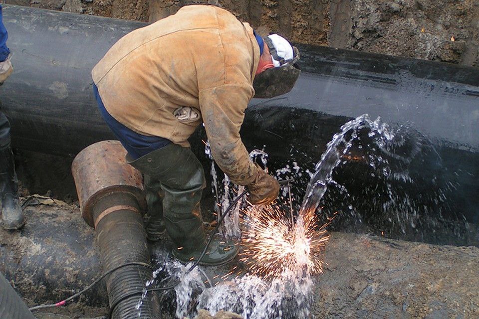 За прошедшие сутки устранено 103 аварии на сетях водоснабжения и водоотведения. Работали 43 аварийные бригады, сообщили в оперштабе.   На сетях теплоснабжения зарегистрировано 5 аварий, все они устранены. В аварийных работах задействовано 6 бригад.  Населению и в котельные доставлено 1200 куб. м воды.