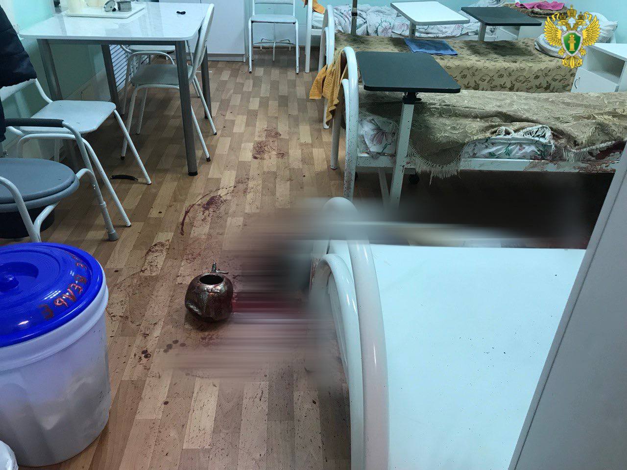 Прокуратура Вурнарского района направила в суд уголовное дело по факту гибели лица проживающего в Калининском психоневрологическом интернате Установлено что 08 ноября 2025 г около 22 часов находящаяся на социальном обслуживании в указанном учреждении 48 летняя женщина схватила металлический чайник и нанесла им множество ударов в область головы и других частей тела соседке по карантинному отделению От полученных телесных повреждений потерпевшая скончалась на месте происшествия Проведенной судебно психиатрической экспертизой установлено что женщина в силу имеющегося у нее хронического психического расстройства не могла в момент совершения деяния и не может в настоящее время осознавать фактический характер своих действий и руководить ими В этой связи прокуратурой района в отношении нее направлено в суд уголовное дело для применения принудительных мер медицинского характера по ст 105 УК РФ убийство Руководитель учреждения и иные виновные в ненадлежащем осуществлении контроля работники привлечены к дисциплинарной ответственности Прокуратура Чувашии в MAX
