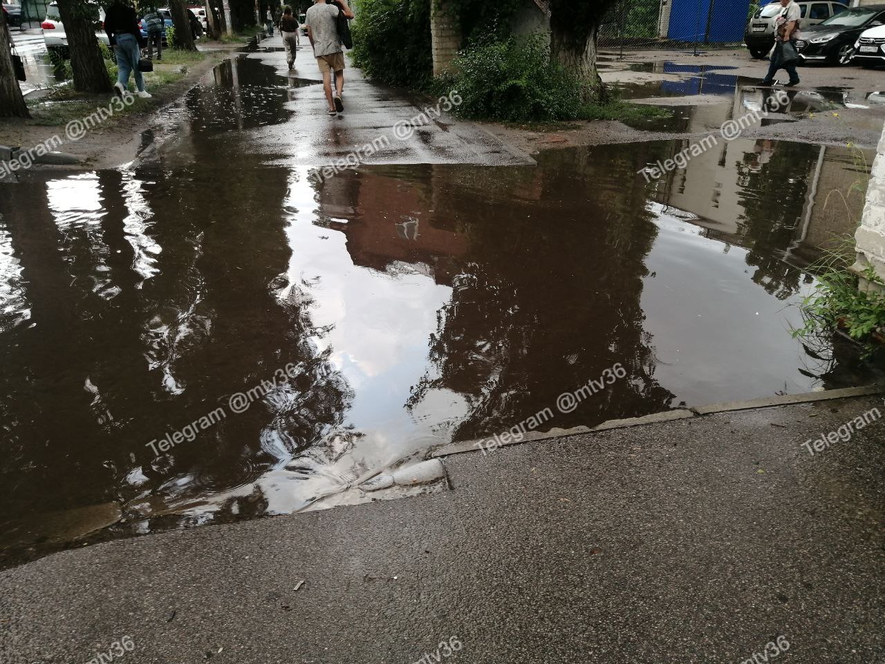 Огромная лужа образовалась у единственного входа на подстанцию скорой помощи в Железнодорожном районе Как сообщает воронежец, обойти лужу у подстанции по улице Минская, 9 попросту негде, и выходит, что медики и пациенты вынуждены идти по щиколотку в воде. Раньше спасала дыра в заборе, через которую можно было пройти и не промокнуть, да, не по асфальту, но хотя бы и не по воде. Но примерно месяц назад её заварили. И теперь хочешь плыви, хочешь лети. !