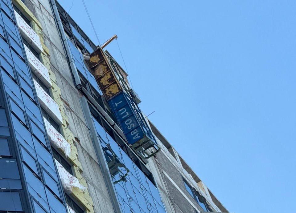 Двое рабочих погибли в Самаре на стройплощадке ЖК Кватро При остеклении 20 го этажа оборвался трос фасадно подъемной люльки в ней находились три человека По данным прокуратуры области двое рабочих погибли еще одному оказывают помощь медики Возбуждено уголовное дело по ч 3 ст 216 УК РФ нарушение правил безопасности при ведении строительных или иных работ повлекшее по неосторожности смерть двух и более лиц На месте работают заместитель прокурора Самарской области Евгений Петренко и прокурор Железнодорожного района Самары Александр Коробов 450media