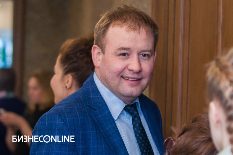 Следствие просит арестовать на два месяца главврача наркодиспансера Челнов Рамиля Сатдарова сообщили БИЗНЕС Online в суде Его задержали накануне По данным наших источников врача обвиняют в мошенничестве в особо крупном размере и служебном подлоге По версии следствия он оформлял на наркодиспансер мертвые души фиктивные сотрудники получали выплаты Общая сумма ущерба 4 млн рублей 43 летний Сатдаров работает психиатром наркологом 20 лет В 2016 году его назначили исполняющим обязанности главного врача набережночелнинского наркодиспансера После приставку и о убрали ℹ Подписаться на БИЗНЕС Online