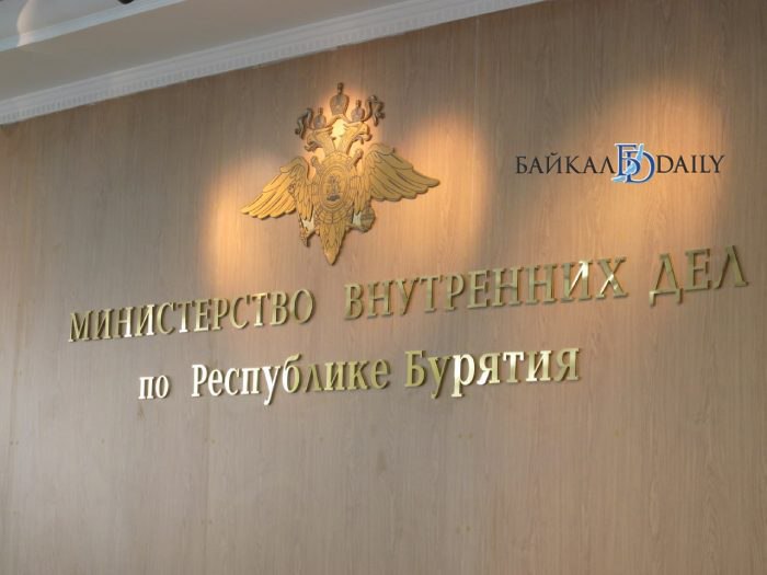 Возбуждено уголовное дело в отношении начальника тыла МВД по Бурятии. Он подозревается в превышении должностных полномочий. Дело связано со строительством здания отдела полиции в Кабанске. По данным следствия, подрядчик не укладывался в сроки из-за нехватки рабочих. - По предложению подозреваемого подрядчик для выполнения работ привлёк предпринимателя со своими работниками, которые являлись иностранными гражданами, не имели права находиться на территории России и осуществлять трудовую деятельность. Достоверно зная об этом, подозреваемый пообещал предпринимателю своё покровительство и стал укрывать факт нарушения иностранцами миграционного законодательства, - сообщили в следственном управлении СК России по Бурятии