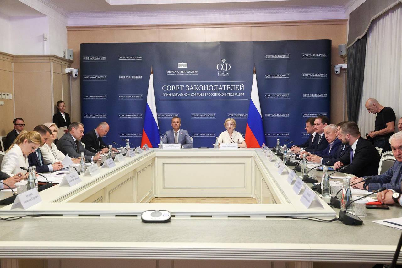Выступил с докладом в ходе заседания Президиума Совета законодателей Российской Федерации. Мероприятие было посвящено двум важнейшим темам – социальной поддержке участников специальной военной операции и членов их семей и созданию условий для преференциальных режимов на территориях Дальнего Востока и Арктики. Возглавляемый мной Комитет уделяет особое внимание вопросам развития Дальневосточного макрорегиона и Арктической зоны, в настоящее время ведется активная подготовка к тематической сессии в рамках X Восточного экономического форума. Она будет посвящена именно развитию преференциальных режимов. В своем выступлении я сделал акцент на вопросах совершенствования механизмов: возмещения затрат инвесторов на создание объектов инфраструктуры для своих производств; процедур согласования расширения границ территорий опережающего развития. Решение проблемных вопросов может стать серьезным стимулирующим фактором для привлечения инвестиций в экономику Дальнего Востока и Арктики, развития малого и среднего предпринимательства на этих территориях.