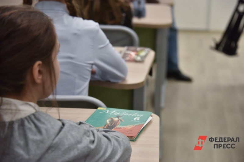 В ЯНАО 44 % детей мигрантов провалили тесты по русскому языку.   На первое тестирование 22 мая заявилось всего 25 детей без гражданства и иностранцев. По словам директора департамента образования ЯНАО Зои Чернышевой, 14 участников сдали экзамен, а 11 — нет. Тем, кто не справился, разрешено пройти тест повторно через три месяца — следующая дата 21 августа.  В России ужесточились требования к знаниям русского языка для детей мигрантов при поступлении в школу — для зачисления нужно набрать 90 % правильных ответов.   Тема тестирования мигрантов острая, она обсуждается на разных уровнях. Председатель комитета Госдумы по труду предлагал отправлять на родину детей, трижды проваливших экзамен. Парламентарии также поддерживали идею ежегодного тестирования мигрантов, уже обучающихся в российских школах.  Уралити