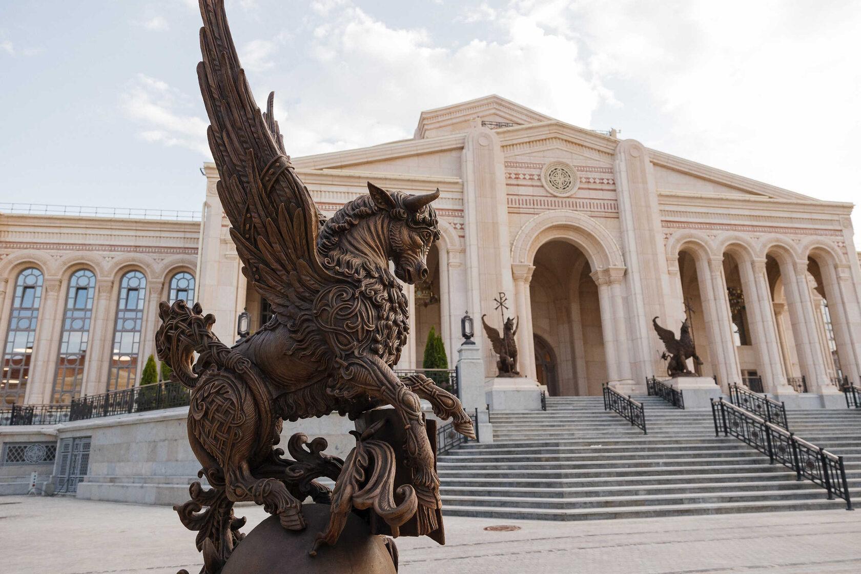 Правительство дополнительно выделит порядка 700 млн рублей на обеспечение работы музейно храмового комплекса Новый Херсонес Распоряжение об этом подписано С помощью средств будут профинансированы расходы комплекса в 2025 году в том числе связанные с обеспечением деятельности подготовкой и созданием новых экспозиций обеспечением безопасности Музейно храмовый комплекс Новый Херсонес был возведен в Севастополе по поручению Президента Комплекс включает Свято Владимирский собор 3 музея посвященные христианству античности и Византии Крыму и Новороссии а также амфитеатр под открытым небом тематические парки и усадьбы