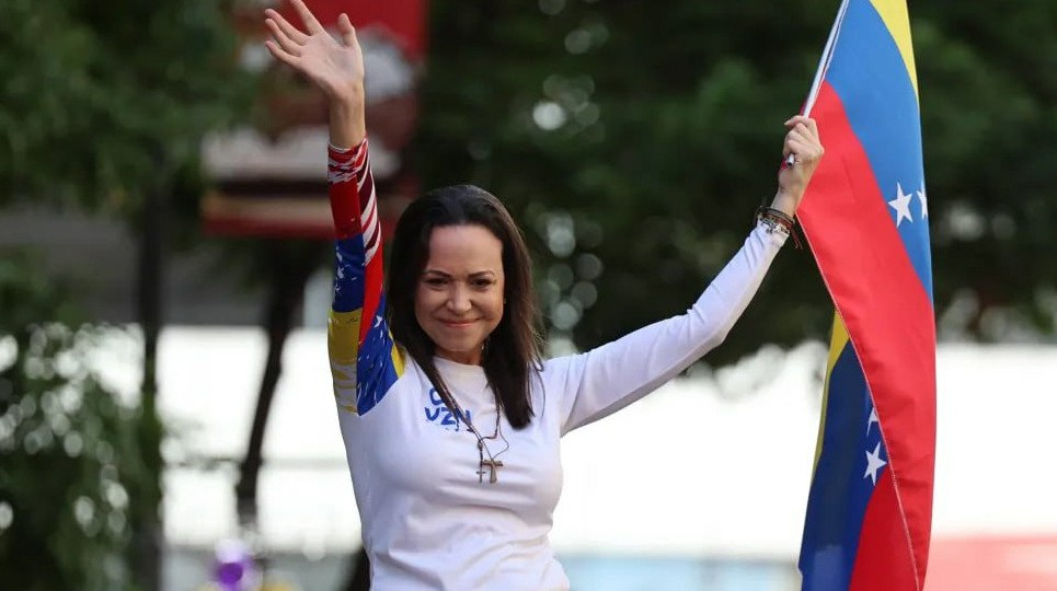 Настал час свободы лидер оппозиции Венесуэлы призвала к смене власти Лауреатка Нобелевской премии мира Мария Корина Мачадо объявила о готовности оппозиции взять власть в Венесуэле и признать Эдмундо Гонсалеса Уррутию законным президентом страны передает ArbatMedia   Прислать новость