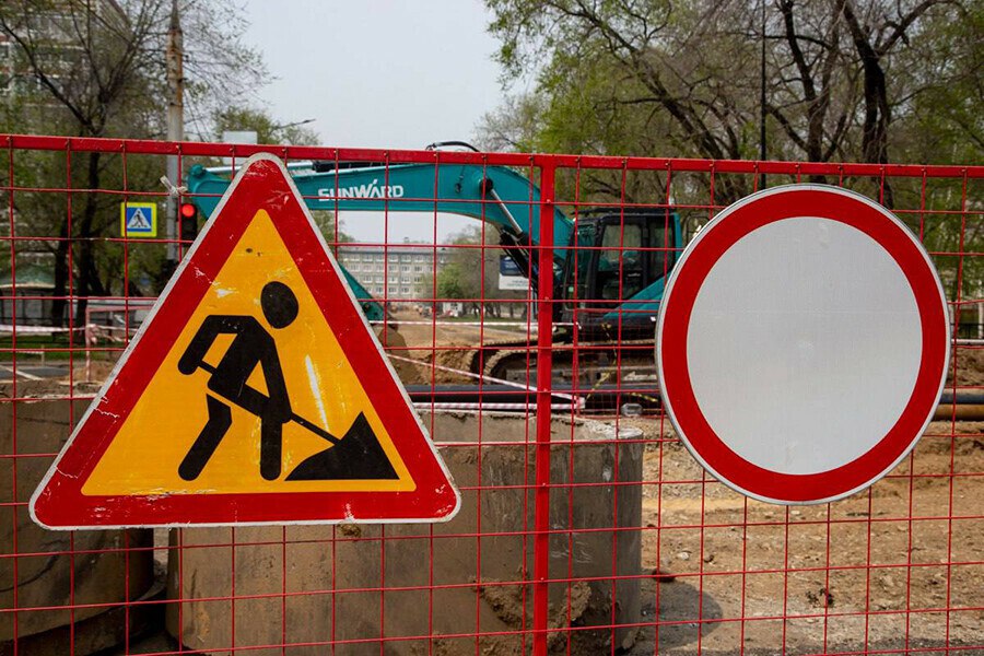 На пересечении улиц Горького и Артиллерийской в областном центре начали ремонт водопровода, завершить который планируют к 31 июля. Потом здесь обновят дорожное покрытие. Работы пройдут по нацпроекту «Инфраструктура для жизни». Перекресток временно перекрыли для проезда автомобилистов. Изменили свои схемы движения и несколько автобусов: № 3, 9 – ул. Нагорная – ул. Красноармейская – ул. Мухина– ул. Амурская – далее по маршруту; № 39 – ул. Ленина – ул. Артиллерийская – ул. Амурская – ул. Больничная – ул. Красноармейская – ул. Загородная – ул. Октябрьская – ул. Артиллерийская – ул. Красноармейская – ул. Больничная – ул. Амурская – ул. Артиллерийская – ул. Ленина – далее по маршруту, сообщили в мэрии Благовещенска.