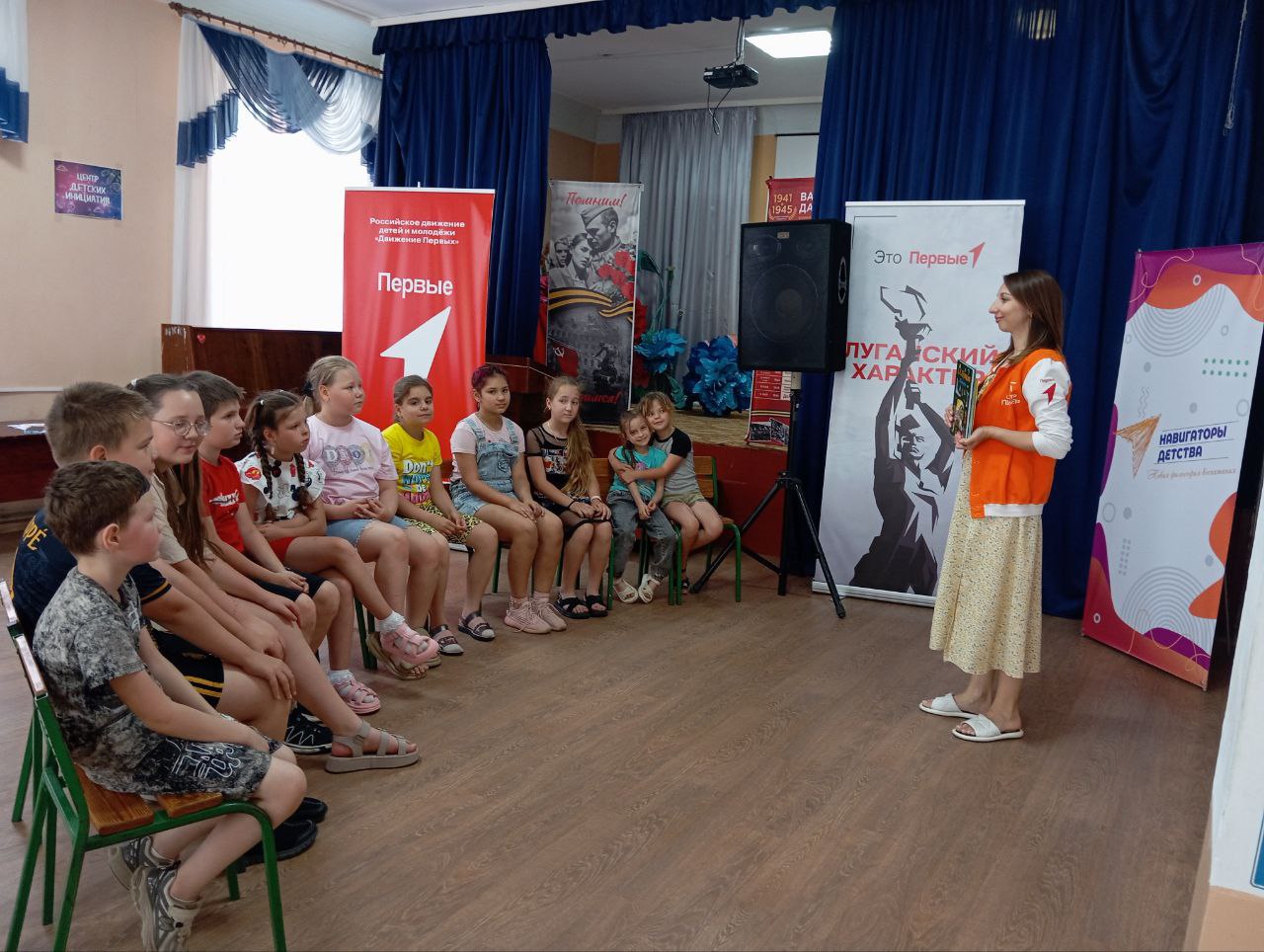 В Брянковской специализированной школе №1 состоялась литературная гостиная "Читаем Пушкина", организованная советником директора по воспитанию Галиной Савчук. Это событие было приурочено ко Дню русского языка. Воспитанники летней тематической площадки с большим интересом читали отрывки произведений Александра Сергеевича Пушкина. Это дало возможность не только прикоснуться к классике русской литературы, но и развивать навыки чтения и художественного восприятия. «Очень важно проводить такие мероприятия для формирования интереса к литературе и культуре, укрепления языковых навыков»,- отметила Галина Савчук. #НавигаторыДетства81 #ЛуганскийХарактер #Росдетцентр #ЦентрПионер #ЧитаемПушкина #ДеньРусскогоЯзыка