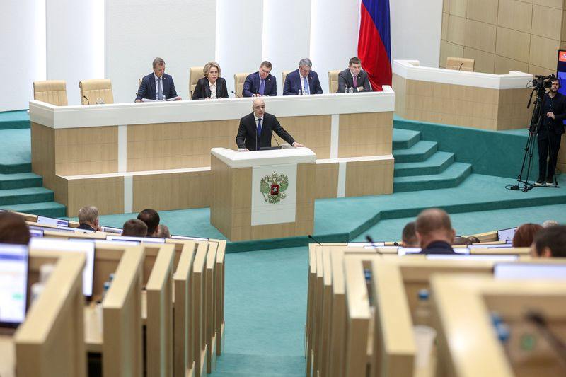 Антон Силуанов: закон о бюджете — это первый этап реализации задач, поставленных Президентом   Совет Федерации одобрил закон о федеральном бюджете на 2025-2027 год.   «Трехлетний бюджет — это первая часть финансового плана по реализации задач, поставленных Президентом в Послании на шестилетний период», — отметил Министр финансов, представляя документ.    В ходе подготовки и обсуждения бюджета документ значительно дорабатывался. Было принято около 900 поправок. Объем перераспределения бюджетных ассигнований составил около 8 трлн рублей. Средства перераспределены на приоритеты с учетом предложений депутатов и сенаторов.   Среди них:   Капитальный ремонт общежитий организаций высшего образования;  Создание инфраструктуры для отдыха детей;  Строительство объектом здравоохранения в г. Таганроге, жилищное строительства в г. Норильске, реконструкции социальных объектов в г. Кисловодске и другие.  Ко II чтению также:    Распределено 98% на 2025 год всех межбюджетных трансфертов между субъектами РФ. Остались те, которые будут распределяться с учетом конкурсных процедур;   Увеличен объем инфраструктурных бюджетов кредитов со 150 млрд рублей до 250 млрд ежегодно;  50% списываемых средств будут направлены на модернизацию коммунальной инфраструктуры;  Для регионов с невысоким уровнем бюджетной обеспеченности будет предоставлено больше возможностей по снижению долговой нагрузки.    Об исполнении бюджетов регионов   Ситуация в целом стабильна. Профицит на текущий момент составляет более триллиона рублей. С профицитом исполнены бюджеты 59 регионов. Дефицит по итогам 2024 года ожидается порядка 100 млрд рублей;  Рост собственной доходной базы регионов составляет 15%. В 2025 году ожидается прирост собственных доходов на 10% к уровню 2024 года, рост расходов порядка 7,5%;  Регионам важно пройти остаток текущего года без дополнительного увеличения заимствований. В следующем году будет продолжать работать механизм казначейских кредитов.   «Бюджет основан на проведении ответственной финансовой политики, которая позволяет защитить страну от внешних рисков, сформировать ресурсы на решение ключевых задач по обеспечению обороны, безопасности и решения социальных вопросов граждан», — подытожил Антон Силуанов.     #ПрямаяРечь #бюджет