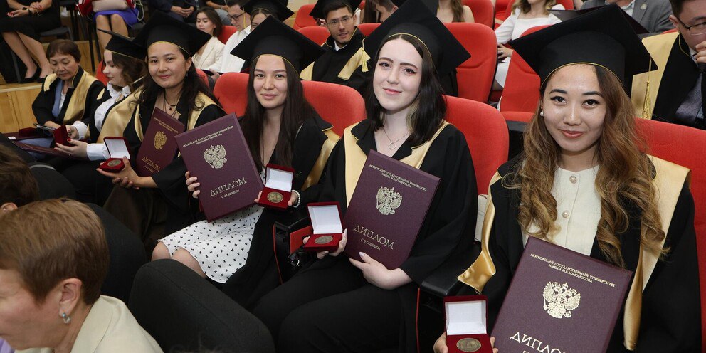 Страны ЦА договорились о взаимном признании дипломов о высшем образовании Казахстан одобрил соглашение с Кыргызстаном Таджикистаном Туркменистаном и Узбекистаном о взаимном признании дипломов вузов аккредитованных по национальным правилам Стороны признают документы об окончании высших образовательных организаций дипломы выданные аккредитованными в установленном национальным законодательством порядке высшими образовательными организациями государств сторон Отказ возможен лишь при доказанных существенных различиях в стандартах образования Также Казахстан будет автоматически признавать дипломы вузов сторон входящих в топ 1000 мировых рейтингов QS THE и ARWU