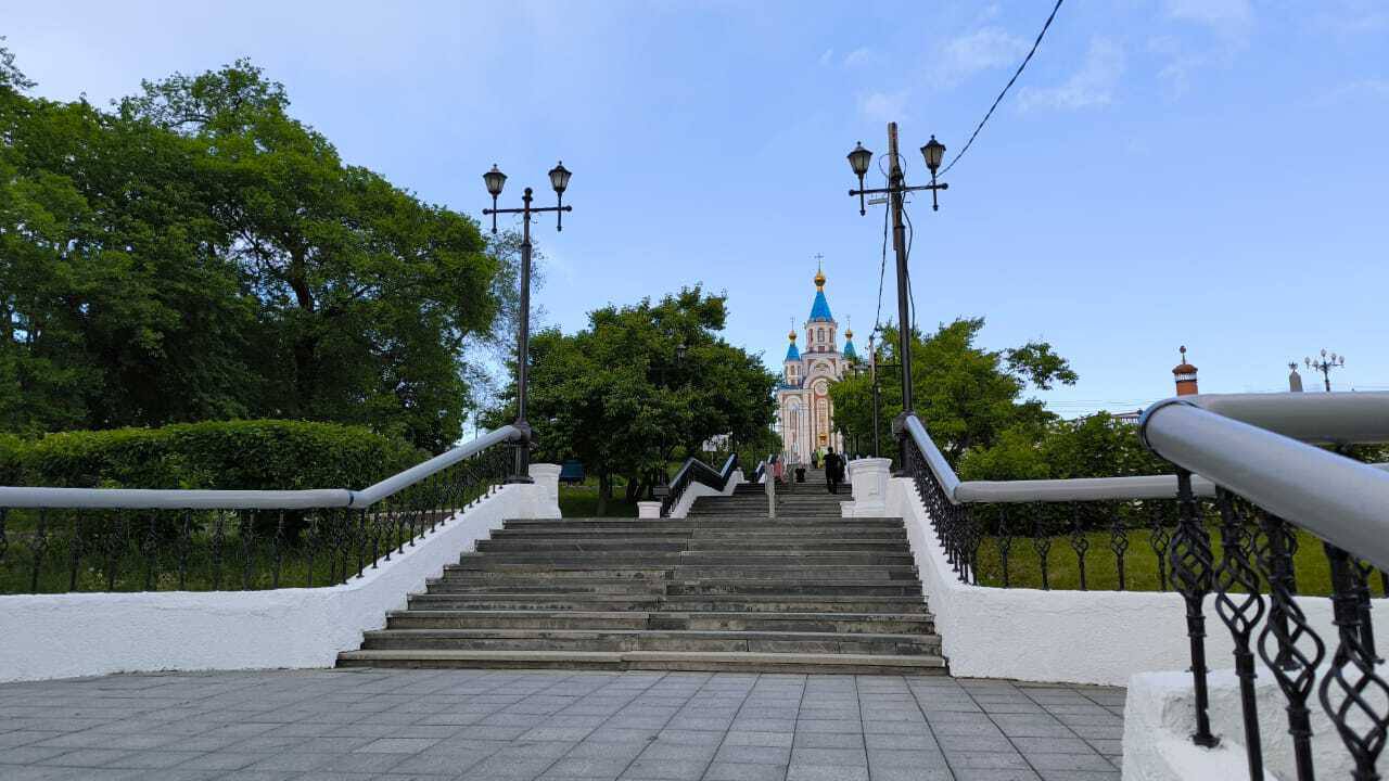 В Краевом парке имени Муравьева-Амурского приступили к ремонту центральной лестницы, ведущей от Комсомольской площади к Набережной Адмирала Невельского. Около 10 специалистов подрядной организации укрепляют и обновляют ступени, штукатурят цоколь барьерного ограждения и перила, а также красят опоры освещения. Работы планируется завершить до конца июля. Кроме того, специалисты разработают проектно-сметную документацию на реконструкцию аварийной лестницы, расположенной параллельно центральной ул. Шевченко, 15 .