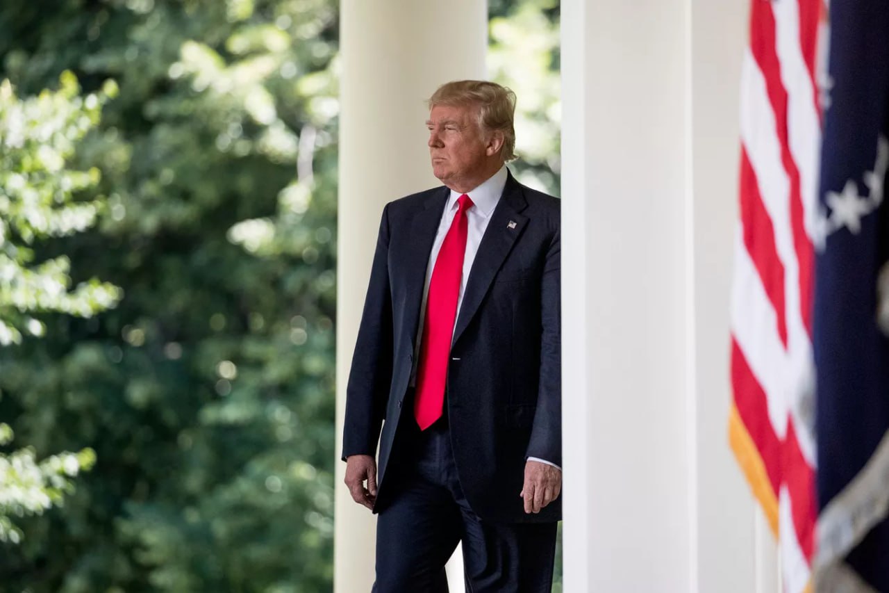 Сторонники "жесткого курса" против России в США могут вынудить Дональда Трампа принять новые санкции. Такой сценарий допустили на NBC News. Утверждается, что у американского президента "может не быть выбора", если "ястребы в Сенате" добьются принятия пошлин в 500% для стран, торгующих с РФ.