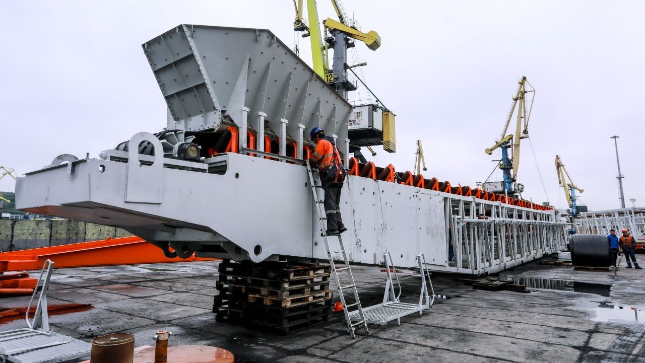 Специалисты Мурманского морского торгового порта начали сборку телестакера российского производства Радиальный телескопический ленточный конвейер УКЛС РТ -1200 позволит уменьшить пыление при работе с насыпными грузами, сообщили в пресс-службе ММТП. Оборудование имеет системы автоматического контроля, весового учета, освещения, световой сигнализации и дистанционного снятия данных с датчиков. Всего в Мурманском морском торговом порту установят два таких телестакера. Общая стоимость поставки составит 217 млн рублей. Фото: АО "ММТП" Подпишись — Вести Мурман
