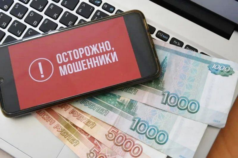 Камчатского пенсионера мошенники заманили пассивным заработком За минувшие сутки двое жителей Елизовского округа стали жертвами мошенников Оба пострадавших общались со злоумышленниками в мессенджерах сообщили РАИ КАМЧАТКА ИНФОРМ в краевом управлении МВД 79 летнему пенсионеру аферисты предложили лёгкий и высокодоходный пассивный заработок Поверив неизвестным мужчина вложил 83 тысячи рублей в несуществующий финансовый проект 59 летний елизовчанин потерял деньги на покупке запчастей для своего автомобиля Объявление о продаже нужных ему деталей он нашёл в Интернете Пообщавшись с продавцом в мессенджере мужчина перевёл ему свыше 32 тысяч рублей После перевода денег продавец исчез вместе с запчастями По фактам мошенничества возбуждены уголовные дела В полиции в очередной раз призвали камчатцев к бдительности Напомним жители Камчатки за первые восемь месяцев года подарили мошенникам более 370 миллионов рублей КАМЧАТКА ИНФОРМ новости Камчатки в Telegram Фоторепортажи и эксклюзивные материалы на kamchatinfo com НАПИСАТЬ НАМ