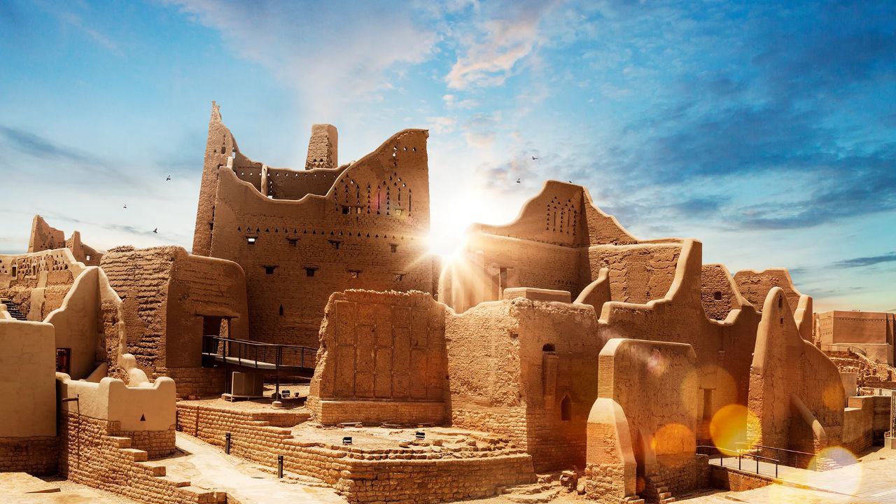 ООН признала ведущую роль Саудовской Аравии в сфере туризма Саудовская Аравия была отмечена на мероприятии Организации Объединённых Наций за её ведущую роль в глобальном туристическом секторе Страна продемонстрировала значительные успехи в развитии туристической инфраструктуры и расширении международного сотрудничества На форуме представители ООН и международных организаций подчеркнули что Королевство стало одним из главных драйверов восстановления мировой туристической отрасли после пандемии Саудовская Аравия активно продвигает новые маршруты упрощает визовые процедуры и инвестирует в устойчивые туристические проекты По словам участников масштабные программы Vision 2030 превращают туризм в ключевой элемент диверсификации экономики Саудовской Аравии Растущие инвестиции развитие культурных и природных локаций а также проведение международных мероприятий укрепляют позицию королевства как одного из новых центров мирового туризма sharq analytics