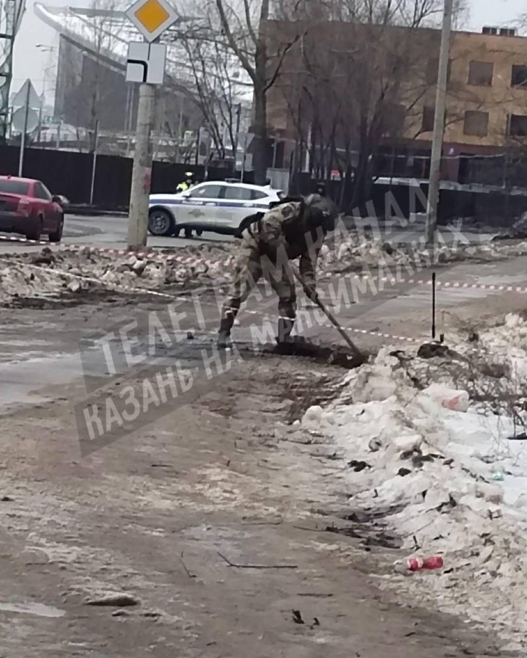 На улице Гаврилова в Казани слышали звук взрыва. Туда съехались саперы, предварительно, территория оцеплена. Движение перекрыто.   Фото: Telegram-канал «Казань на максималках».