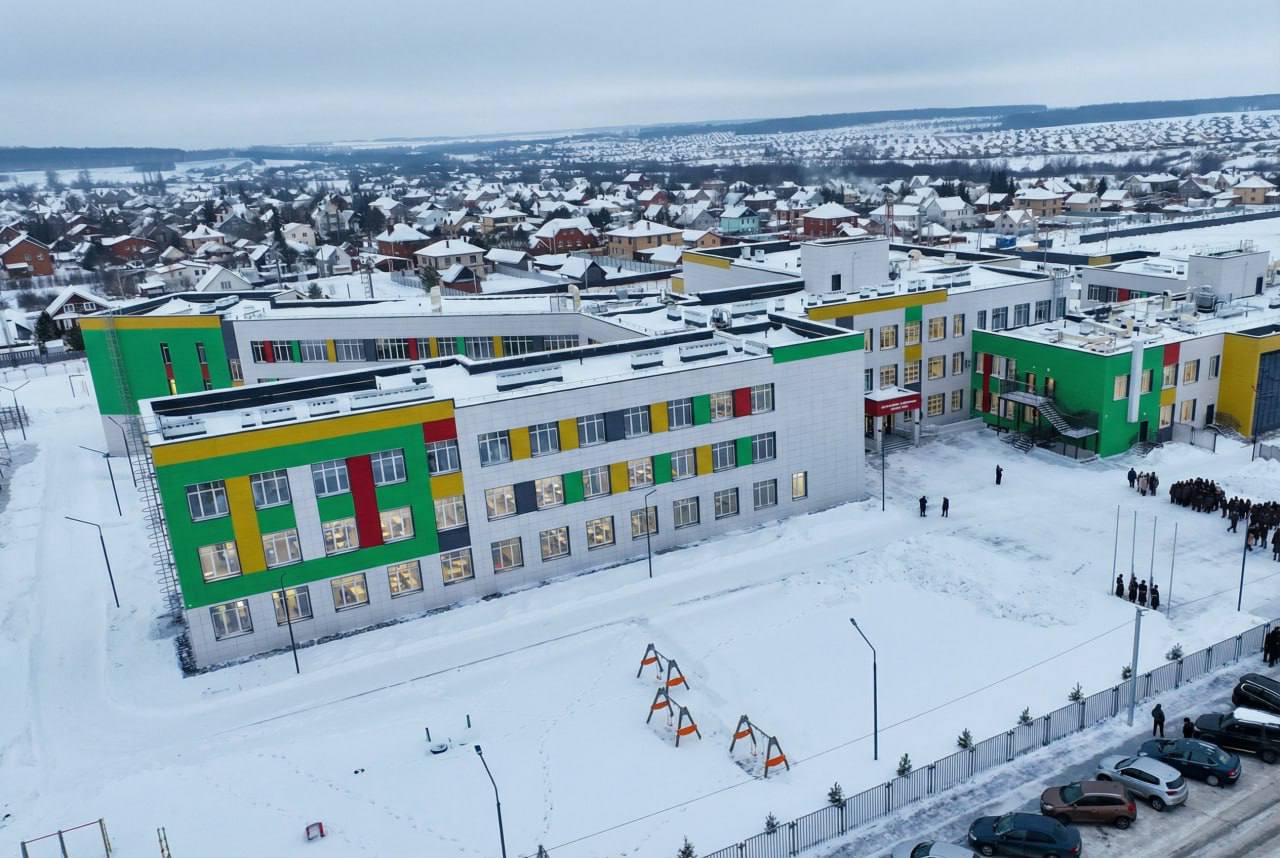 В Затоне как и обещали сегодня открыли новую школу Радий Фаритович подчеркнул что школа далась очень тяжело но тем не менее она уже распахнула двери ученикам а послезавтра примет еще и 1300 учащихся из 46 лицея пока там идет ремонт Дорога к знаниям никогда не была легкой вспомним вот хоть Ломоносова Бот обратной связи EBN