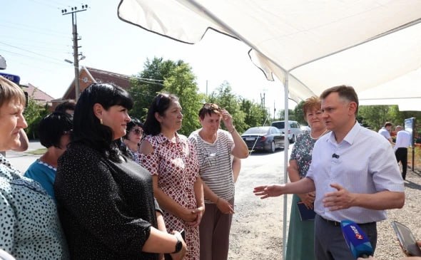 В Ростовской области реализовали более 7 тысяч проектов благоутройства в 2024 году Представители территориального общественного самоуправления в различных городах и районах Ростовской области в 2024 году реализовали более 7 тысяч инициатив и проектов от благоустройства до создания музейных комплексов В области сейчас действует более 1 тысяч ТОСов в их границах проживает 40 населения региона Территориальное общественное самоуправление один из важных инструментов совершенствования нашего региона Мы видим и ценим положительные результаты работы ТОСов и будем поддерживать неравнодушных граждан и их инициативы отметил губернатор Ростовской области Юрий Слюсарь Пресс служба правительства Ростовской области