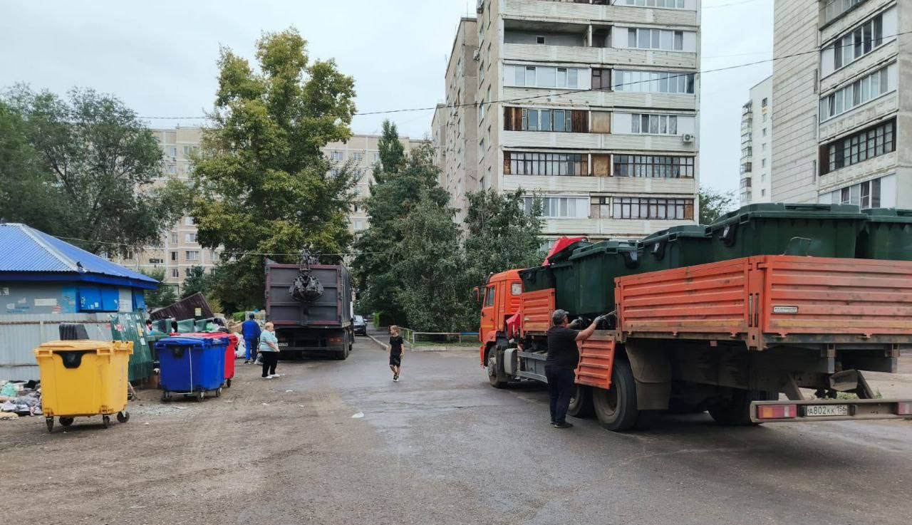 Альберт Юмадилов рассказал как продвигается решение проблемы мусора в Оренбурге Напомним врио главы города начал работу с коммунальной сферы особенно заострив внимание на вопросе мусорных завалов Первые результаты Альберт Юмадилов обещал уже к 1 сентября Что же изменилось В городе провели инвентаризацию площадок для сбора мусора Их обнаружено 1536 Те что регулярно бывают переполнены снабжают дополнительными контейнерами Кроме этого площадки оснащают камерами видеонаблюдения К имеющимся 288 камерам до конца года планируется разместить ещё 650 Регоператор согласился на дополнительный вечерний маршрут для обслуживания тех точек которые из за отсутствия доступа не смогли опустошить в рабочее время Выявлено около 1700 юрлиц не имеющих договоров на вывоз отходов Работа в этом направлении продолжается Подписывайся на UTV Оренбуржье