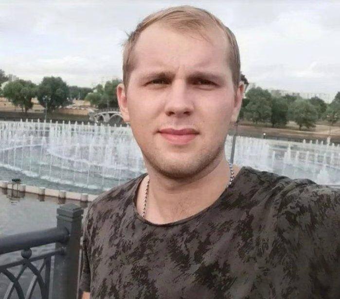 Экс сотрудник центра Э из Ярославля ранее участвовавший в избиении задержанного пожаловался на пытки со стороны коллег Бывший глава центра по противодействию экстремизму МВД по Ярославской области Иван Репин заявил о пытках со стороны бывших коллег Об этом сообщает проект Общественный вердикт Сейчас экс полицейский находится в СИЗО по обвинению в получении взятки По информации правозащитников год назад Репина жестоко избили при задержании Утверждается что оперативник Федюкин бил его ногой по голове пока он лежал лицом вниз а его сослуживец Коваленко душил его тряпкой Адвокат бывшего сотрудника центра Э подала заявления в Генпрокуратуру и Следственный комитет с требованием проверить действия силовиков Иван Репин 2022 году вместе с другими сотрудниками центра Э избил ярославского эко активиста Андрея Акимова задержанного по делу о дискредитации армии за антивоенный пост в VK