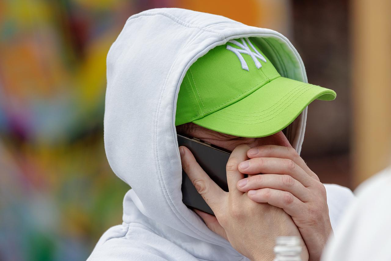 Одиноких сердобольных мужчин разводят по новой схеме мошенники На сайтах знакомств создают женскую анкету быстро уводят общение в мессенджер и рассказывают драму у ребенка болезнь срочно нужны деньги на лечение Мужчина переводит а девушка исчезает Но это еще не финал Через время она объявляется вновь и обещает вернуть долг Только просит продиктовать пятизначный код из СМС для подтверждения перевода В итоге никакого возврата а все деньги со счета уходят мошенникам описывает схему РИА Новости   Подпишитесь на Абзац TG VK Дзен MAX Rutube