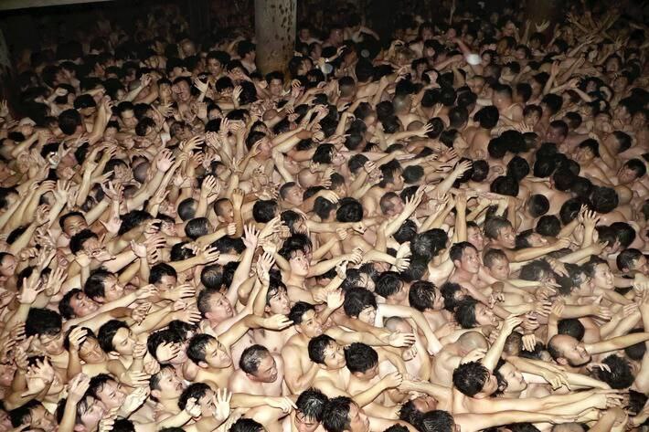 TBS News На японском Фестивале обнаженных в префектуре Окаяма возникла давка за две счастливые палочки Трое мужчин потеряли сознание когда обнаженная толпа боролась за две счастливые палочки которые синтоистские священники бросают в толпу Фестиваль проводится ежегодно в конце февраля обнажённые мужчины в набедренных повязках соревнуются за сокровищные дрова По поверью поймавший палочку получает удачу на год Традиции около 500 лет Подпишись RogandarNEWs мы в MAX