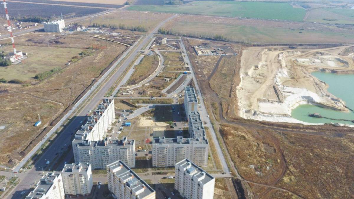 Как сообщает тлг-канал Евгения Первышова, почти 1 млрд. руб. будет выделено на строительство ливневых очистных сооружений на севере Тамбова в микрорайоне «Телецентр»  по ул. Советская, в районе новой телевышки и Красненского карьера  - заявка была одобрена федералами.  Строительство будет вестись в рамках застройки микрорайона в 2026 - 2028 годах.  Что ж, есть шанс, что хотя бы этот микрорайон Тамбова не будет затапливаться по поводу и без оного.  Понаблюдаем?