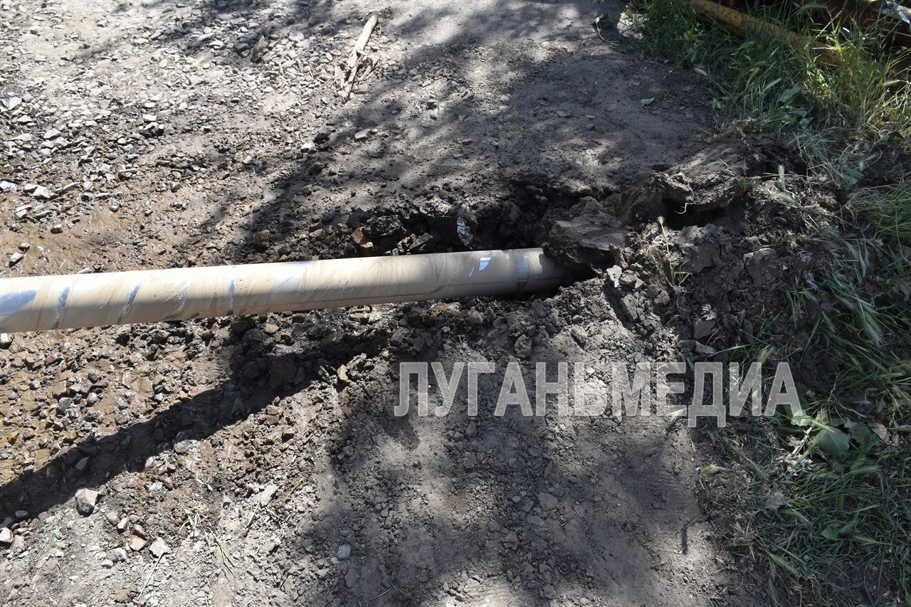 Тюменские специалисты ведут замену водовода на квартале Титова Квартал Титова в Краснодоне – один из самых старейших и густонаселенных микрорайонов города. Помимо жилых домов, здесь находятся детский сад, школа. За долгие годы эксплуатации водопроводная сесть пришла в негодность, что стало причиной частых аварий. Жители квартала Титова регулярно обращались к руководству города и Краснодонского департамента ГУП «Лугансквода» с жалобами на протечки. В рамках специального инфраструктурного проекта специалисты подрядной организации ООО «ТюменьБурСтрой» приступили к замене аварийного участка водовода. Глава Краснордонского муниципального округа Сергей Козенко проинспектировал ход ремонтных работ. «Работы ведутся масштабные. Здесь будет осуществлена полная замена магистральных труб 225 диаметра и разводящих коммуникаций 100 диаметра, которые подходят к непосредственно к домостроениям. Фактически произойдет запитка жилого массива водой по новой схеме. Совсем скоро жители смогут ощутить положительные перемены в качестве водоснабжения», - рассказал Сергей Козенко. Вконтакте Одноклаcсники