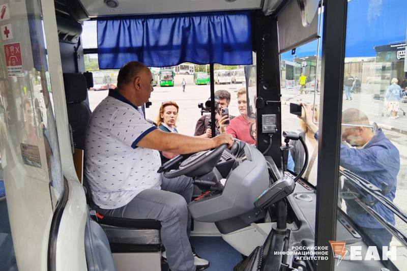 Екатеринбург о дефиците водителей электротранспорта В Екатеринбурге для исполнения брутто контрактов не хватает 75 водителей троллейбусов и 168 водителей трамваев Об этом заявил заместитель директора предприятия Гортранс Андрей Ившин Если брать сегодняшние контрактные обязательства не хватает 75 водителей троллейбусов и 168 водителей трамваев По штату должно быть 615 водителей трамваев и 400 водителей троллейбусов Ситуация требующая определенного внимания обсуждаем постоянно как пополнить штат отметил Ившин По его словам после введения брутто контрактов и повышения зарплат число курсантов обучающихся профессиям увеличилось Однако не все заканчивают курсы Из 34 будущих водителей трамваев осталось лишь 18 Записываются гораздо больше чем заканчивают Сам обучающий процесс очень длинный Люди думают что как в автошколе сдадут правила сядут и поедут Но здесь все сложнее помимо правил нужно знать устройство техники Отток курсантов есть заявил представитель Гортранса Он добавил что курсанты учатся бесплатно им платят стипендию 25 тыс Когда студенты выходят на практику они получают стипендию 45 тыс Подписаться на наш канал eanews ru ekaterinburg 20250923124201 v gortranse nazvali skolko voditeley tramvaev i trolleybusov ne hvataet ekaterinburgu