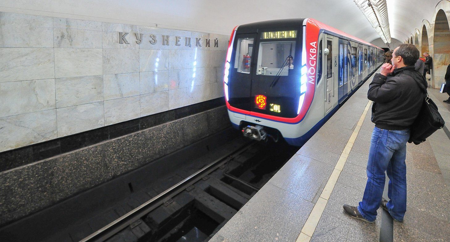 Уснувшего на путях БКЛ мужчину подняли сотрудники метрополитена в Москве  Вечером 30 июня на Большой кольцевой линии столичного метрополитена резко перестали ходить поезда на отрезке станций от «Мневники» до «Аминьевская». Причиной стал человек на путях, передает Дептранс Москвы.  Далее очевидцы поделились кадрами, на которых видно, как мужчина свернулся клубком и уснул на путях. Он так крепко спал, что не слышал, как его зовут. Обеспокоенные пассажиры…