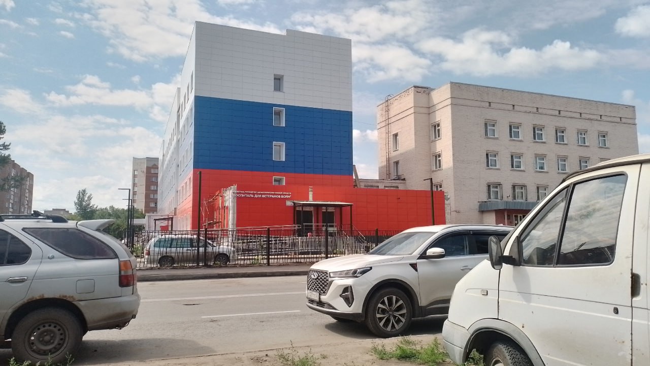 В Омске спешно готовят к открытию новый госпиталь для военных На улице Рождественского в Ленинском округе Омска спешно ведется реконструкция бывшего роддома № 5. Пятиэтажное здание облицевали в цвета российского триколора и уже скоро готовятся открыть в нем госпиталь для ветеранов войн. Работы на объекте ведется форсированными темпами, люди в оранжевой робе с вышивкой на спине «Управление дорожного хозяйства и благоустройства» роем снуют по территории госпиталя. Асфальтируют, красят, белят, сажают в клумбы цветы. По неофициальным данным, через неделю в Омске ждут большого чиновника из Москвы. Показать медучреждение, созданное для нужд ветеранов СВО, хочется в лучшем виде. Корреспондент «Омск-информа» побывал на площадке и привез актуальный репортаж.