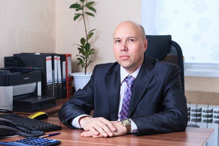 Главврачом городской больницы Кунгура стал бывший руководитель пермской больницы 2 27 октября представили нового главврача городской больницы Кунгура Сергея Вылегжанина на фото Об этом сообщается в группе больницы в соцсети ВКонтакте Господин Вылегжанин родился в Кунгуре в семье медиков В 1999 году окончил Пермскую государственную медицинскую академию прошел интернатуру в Кунгурской и в Ленской районных больницах Был врачом хирургом в 2008 году был назначен главным врачом Ленской центральной больницы Также работал в Уинской ЦРБ и был руководителем пермской больницы 2 В последние годы был главврачом частной больницы Доктор Айболит которую открыл совместно с одним из кунгурских предпринимателей Напомним бывший главврач Кунгурской больницы Вадим Кириллов покинул свой пост 24 октября