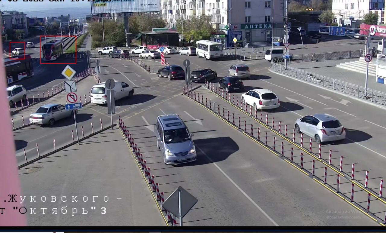 В центре Улан Удэ произошло ДТП с трамваем и легковушкой Водитель иномарки вылетел на трамвайные пути желая сэкономить пару секунд Фото t me ktprpUU