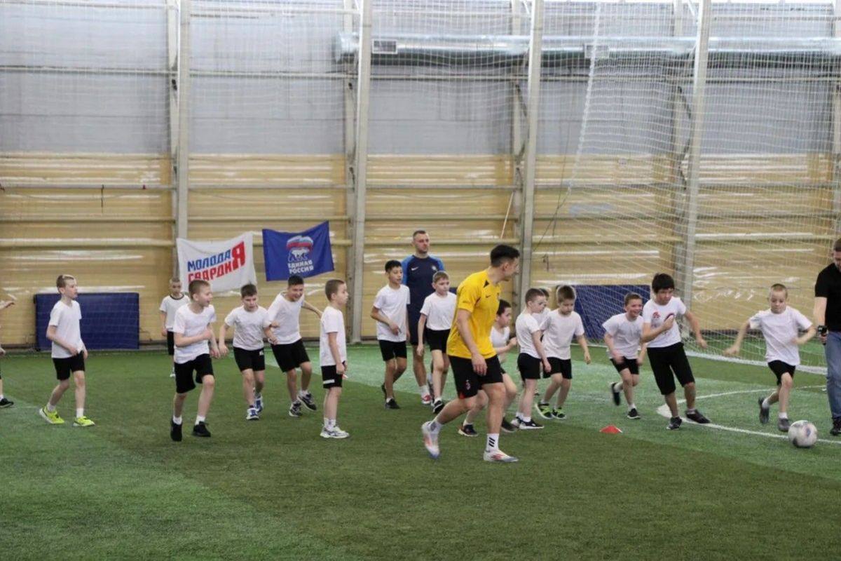 Развитие спортивной инфраструктуры и популяризация здорового образа жизни среди детей Единая Россия провела форум партпроекта Детский спорт На форуме подвёли промежуточные итоги и определил ключевые направления на 2026 год Руководитель ЦИК партии Александр Сидякин подчеркнул что все инициативы в сфере детского спорта стали частью Народнойпрограммы Единой России Партия продолжит поддерживать региональные фестивали школьные спортклубы и проекты направленные на укрепление спортивной инфраструктуры В Магаданской области партпроект Детский спорт активно реализуется в муниципалитетах где обновляются спортзалы школьные площадки и внедряются новые форматы тренировок Для нашей области развитие детского спорта это не просто работа а инвестиция в будущее региона Мы поддерживаем школы тренеров спортивные клубы помогаем организовывать соревнования и развиваем инфраструктуру Задача чтобы каждый ребёнок независимо от того живёт он в областном центре или небольшом посёлке имел возможность заниматься спортом в комфортных условиях Форум дал нам новые идеи и инструменты которые мы обязательно применим на Колыме отметил координатор проекта в Магаданской области Максим Смирнов