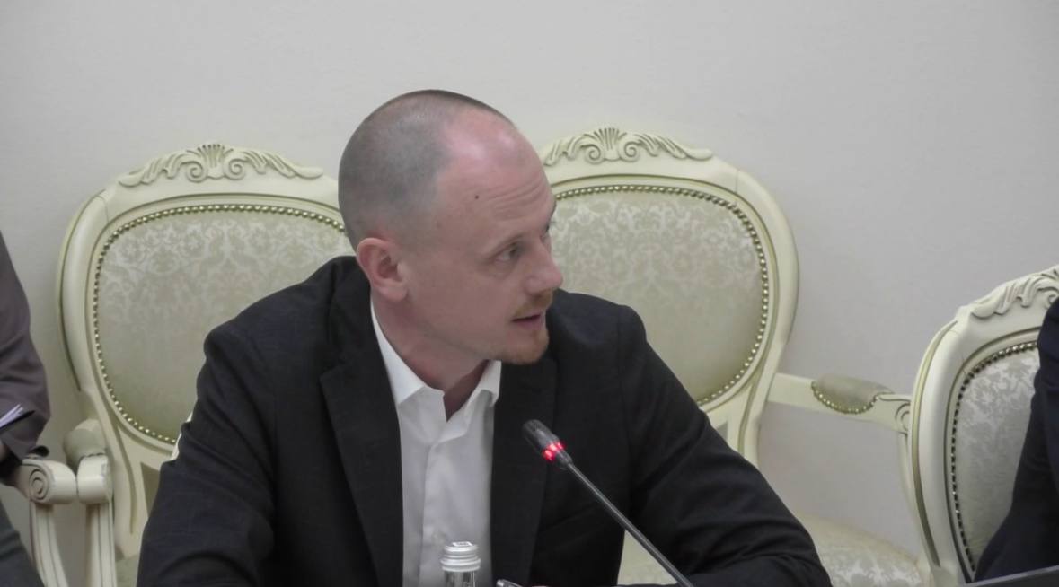 В Курске выберут место для строительства здания Театра кукол Тему вновь обсуждали на заседании регионального Правительства. Учреждение пользуется популярностью: в прошлом году в кукольном театре прошло более 500 спектаклей, которые посетили более 38 тысяч зрителей. — Выбранное ранее место расположения нового Театра кукол – Первомайский парк – представляется крайне неудачным. Театр – современное здание площадью 4,5 тысячи метров и занимающее как минимум 1,5 га земли, — сказал Артём Демидов. Он попросил Александра Хинштейна дать поручение актуализировать проект и с городом подобрать подходящий новый участок. Врио губернатора поддержал обращение. «Вести.Курск». Только проверенная информация.
