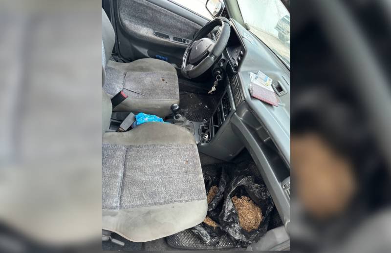 В Кизильском районе полицейские задержали водителя, перевозившего 2 мешка марихуаны Экипаж ДПС в километре от поселка Пролетарка остановил автомобиль «Дэу Нексия», водитель которого, заметив полицейских, попытался избавиться от содержимого двух полимерных пакетов. Госавтоинспекторы пресекли попытку и вызвали следственно-оперативную группу. Водителя со 105 граммами марихуаны задержали. Возбуждено уголовное дело. #мвд74 #ПолицияЮжногоУрала #полиция74 #Челябинскаяобласть #ГАИ #Госавтоинспекция74