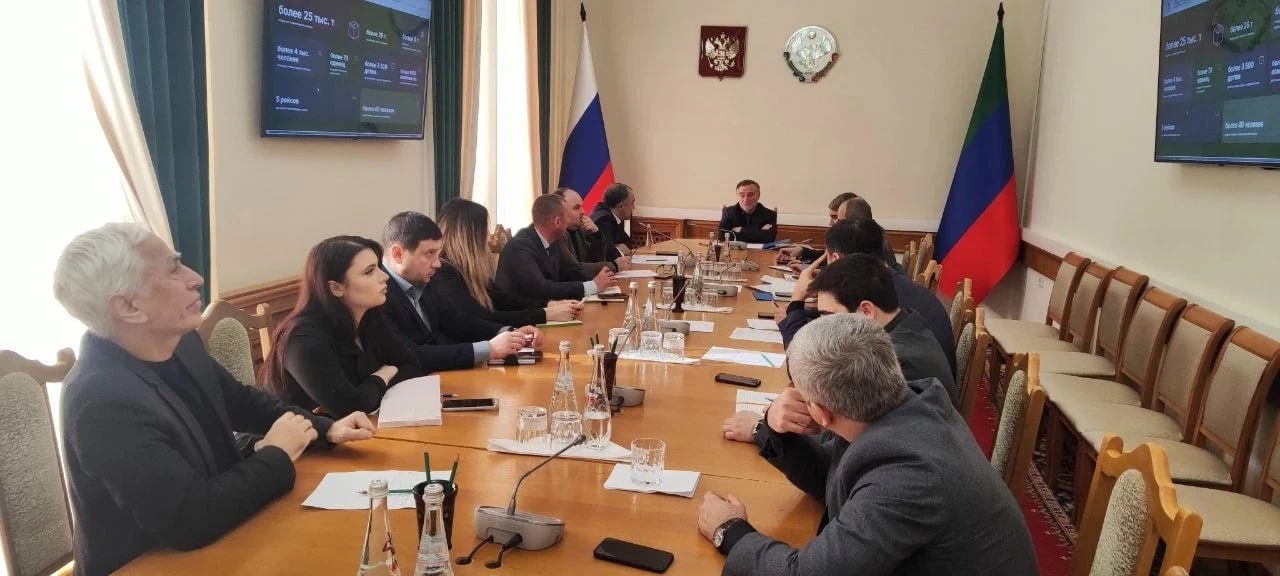 Дагестан создает единый портал гуманитарной помощи для системной поддержки участников СВО и жителей приграничья В республике ведется активная работа по запуску первого в стране регионального портала призванного консолидировать и систематизировать оказание гуманитарной помощи Проект реализуется по поручению Главы РД Сергея Меликова и станет цифровой платформой для поддержки участников специальной военной операции и мирных жителей новых и приграничных территорий Ключевое рабочее совещание по вопросам запуска портала прошло под председательством заместителя руководителя АГиП Дагестана начальника Управления информационной политики и пресс службы Главы РД Рашида Акавова Открывая встречу Акавов подчеркнул значимость инициативы Это один из первых среди субъектов Российской Федерации проект призванный объединить в единую цифровую экосистему все народные усилия которые демонстрирует Дагестан Он отметил что портал станет не просто информационной витриной а рабочим инструментом для населения Подробнее читайте в материале на нашем сайте